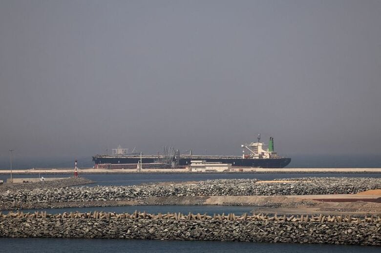 アラブ首長国連邦（ＵＡＥ）のフジャイラ港に停泊する貨物船。５月撮影。REUTERS/Amr Alfiky