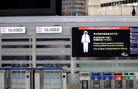 東京都は３日、新たに１万２２５１人の新型コロナウイルス感染が確認されたと発表した。写真は２０２１年１１月、千葉県の成田空港で撮影（２０２２年　ロイター/Kim Kyung-Hoon）