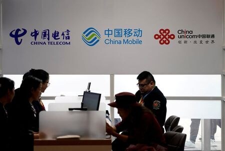 　ニューヨーク証券取引所（ＮＹＳＥ）は、中国通信３社の上場廃止計画を再開する可能性がある。関係筋が５日、明らかにした。写真は中国移動（チャイナモバイル）、中国電信（チャイナテレコム）、中国聯通（チャイナユニコム）のロゴ。上海で２０１８年１１月撮影（２０２１年　ロイター/Aly Song）