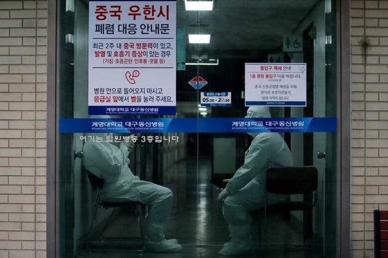 韓国外務省は声明を発表し、日本が新型コロナウイルス対策で韓国からの入国者に指定場所での2週間の待機を要請したことについて、大使を呼んで抗議する方針を示した。写真大邱市の病院。2月23日撮影（2020年　聯合ニュース）