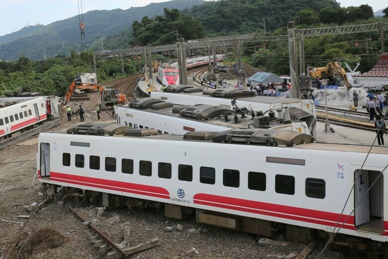 11月2日、台湾で先月発生した脱線事故で、特急列車の車両を供給した日本車両製造は、速度超過を防ぐ「列車自動制御保護システム」（ATP）の設計図の欠陥によって、ATPのスイッチが切れていることを指令所に通知する機能が作動していなかったと発表した。写真は台湾の宜蘭で10月撮影（2018年　ロイター／Eason Lam）
