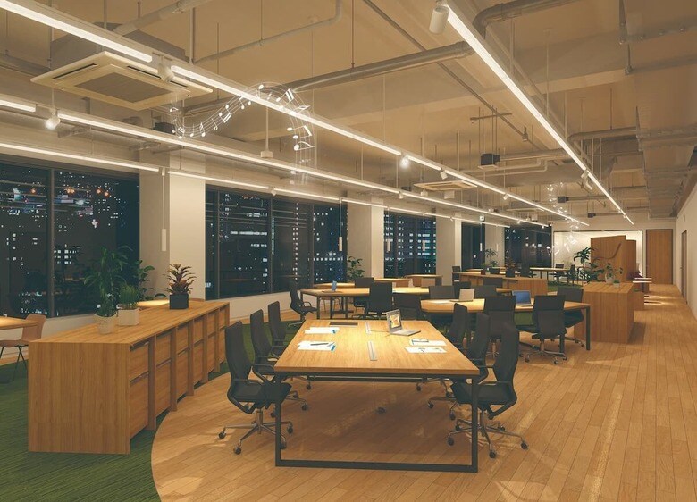 パナソニックEW社の照明ソリューション「メリハリ照明」のオフィスでの使用例。消費電力は均一照明の55％（省エネ）で、作業面は十分に明るく、周辺面は程よく明るい状態となっている。下の均一照明の写真と比べてみてほしい　Photo: Panasonic Electric Works