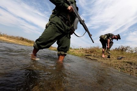 　トランプ米政権に対し、ミャンマーに埋蔵している豊富な重レアアース（希土類）の獲得に向け、外交政策の大幅転換を促す複数の提案が寄せられていることが分かった。写真はＫＩＡの兵士。カチン州ライザで２０１３年１月撮影（２０２５年　ロイター／David Johnson）