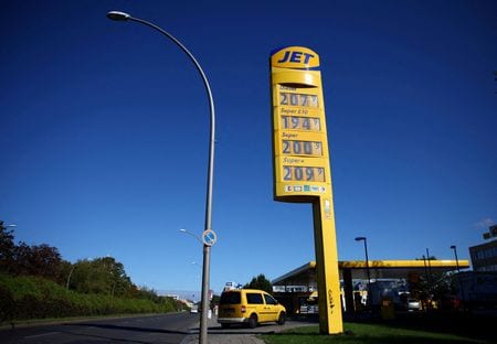 　１１月２２日、経済協力開発機構（ＯＥＣＤ）は、２０２３年の世界経済はリセッションを回避する見込みだが、エネルギー危機で欧州が最も大きな打撃を受けるとし、中央銀行に利上げの継続を求めた。ドイツ・ベルリンで９月撮影（２０２２年　ロイター／Lisi Niesner）