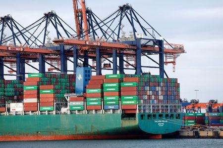 　３月１２日、欧州連合（ＥＵ）の執行機関である欧州委員会は、鉄鋼とアルミニウムを巡る米国の関税に対抗し、来月から２６０億ユーロ（２８３億３０００万ドル）相当の米国製品に関税を課すと表明した。写真はオランダ・ロッテルダム港のコンテナ。２０２２年１１月撮影（２０２５年　ロイター/Piroschka van de Wouw）