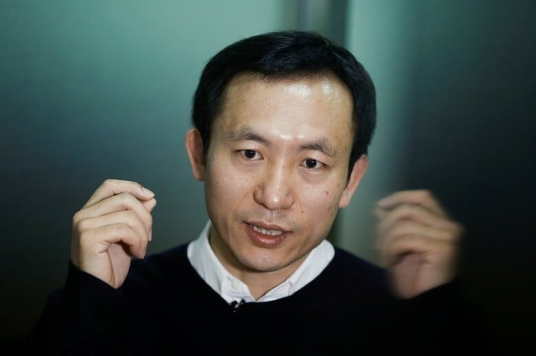 ３月１０日、北京郊外の幹線道路に設けられた検問所では、地元警察官が新しいセキュリティツールを試している。写真は運転者の顔の特徴と車のナンバープレートを読み取り、即座に犯罪容疑者のデータベースと照合する「スマートメガネ」を製造したＬＬビジョンのWu Fei ＣＥＯ。２月撮影（２０１８年　ロイター/Thomas Peter）