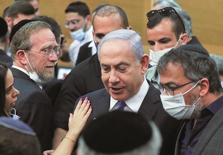 ネタニヤフ（中央）は「政権強奪だ」と野党の動きに猛反発するが　RONEN ZVULUN-REUTERS