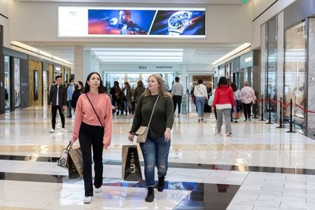 米国発の恒例の大規模セール「ブラックフライデー」が２４日に始まり、小売業にとって重要な年末商戦が幕開けした。ただ米国では、長引くインフレと金利上昇で消費者が圧迫される中、年末商戦の消費の伸びは過去５年間で最小になると予想されており、多くの大手小売業者が年末商戦向けの臨時雇用を手控える動きなどが出ている。（２０２３年　ロイター／Rachel Wisniewski）