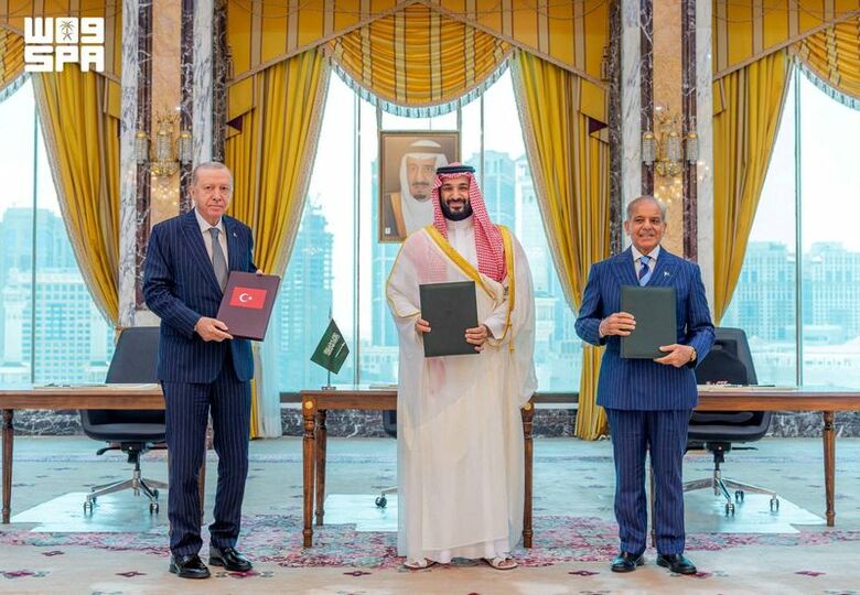 8月7日、サウジアラビア・メッカで行われた防衛協定署名　Saudi Press Agency/Handout via REUTERS