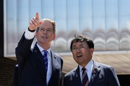 訪米中の赤沢亮正経済再生相（写真右）は７日（現地時間）、ラトニック商務長官と約３時間、ベセント財務長官（左）と約３０分、それぞれ協議した。７月１９日、大阪市で撮影（２０２５年　ロイター/Kim Kyung-Hoon）