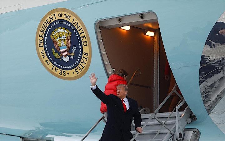 トランプ米大統領は、ベネズエラへの軍事介入は「選択肢」だとの考えを示した。これに対しロシアは、「破壊的な介入」を控えるべきだと警告した。写真は大統領専用機に乗り込むトランプ大統領。１日撮影（２０１９年　ロイター/Eric Thayer）