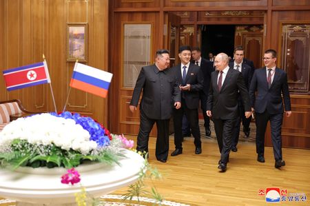 ロシアのプーチン大統領は１９日、北朝鮮の金正恩朝鮮労働党総書記と会談し、ウクライナ問題を含むロシアの政策に対する支持に謝意を示した。写真は６月１９日、中央朝鮮通信が公開（２０２４年　KCNA via REUTERS）