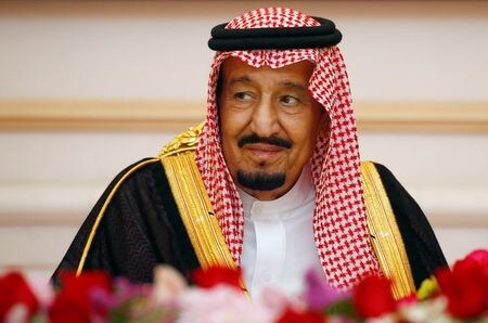 　７月１７日、サウジアラビアの国営サウジ通信（ＳＰＡ）は２０日、サルマン国王（８４、写真）が胆のう炎でリヤド市内の入院したと報じた。写真はマレーシアのプトラジャヤで２０１７年２月撮影（２０２０年　ロイター／Edgar Su）