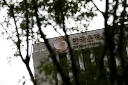 ２月２７日、韓国銀行（中央銀行）は政策金利を１．２５％に据え置いた。送付の韓国銀行前で２０１６年７月撮影（２０２０年　ロイター/Kim Hong-Ji）