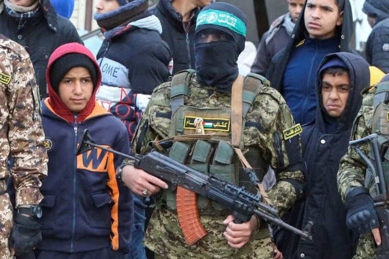 ２月２５日、イスラム組織ハマスは、イスラエルが拘束しているパレスチナ人の釈放を延期したことを巡り、解決策で合意したと明らかにした。写真は、人質の引き渡し時、警備にあたるハマスのメンバー。２月２２日、ガザ地区のラファで撮影（２０２５年　ロイター/Hatem Khaled）