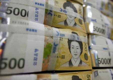 　２月２５日、韓国銀行（中央銀行）は政策金利を過去最低の０．５０％に据え置いた。写真はウォン紙幣。ソウルで２０１０年１０月撮影（２０２１年　ロイター／Lee Jae-Won）