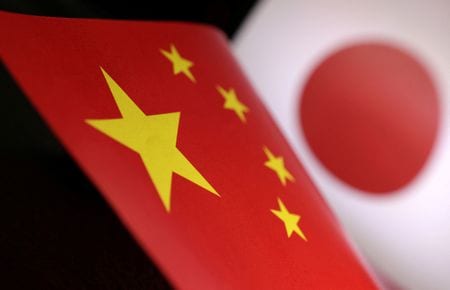 写真は中国と日本の国旗のイメージ。2022年7月に撮影。REUTERS/Dado Ruvic