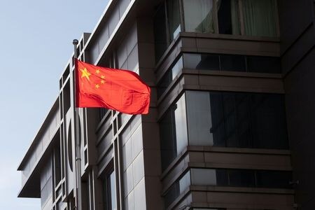 　中国国営メディアは２３日付の社説で、米政府がテキサス州ヒューストンにある中国総領事館の閉鎖を命じたことを非難し、１１月の米大統領選を控えた政治的な策略だとの見解を示した。写真は同総領事館。２２日に撮影（２０２０年　ロイター/ADREES LATIF）