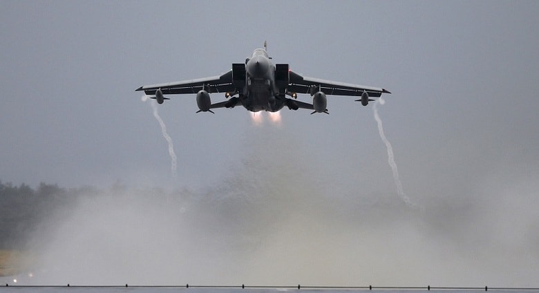 シリアへ（写真は、スコットランドの基地を飛び立つ英空軍トーネード戦闘機）　Russell Cheyne-REUTERS