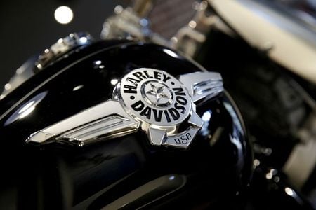 　５月１０日、米二輪車大手ハーレー・ダビッドソンは、電動二輪車の独立ブランド「ライブワイヤー」を立ち上げた。 写真は同社のロゴ。パリで２０１８年８月撮影（２０２１年　ロイター/Philippe Wojazer）