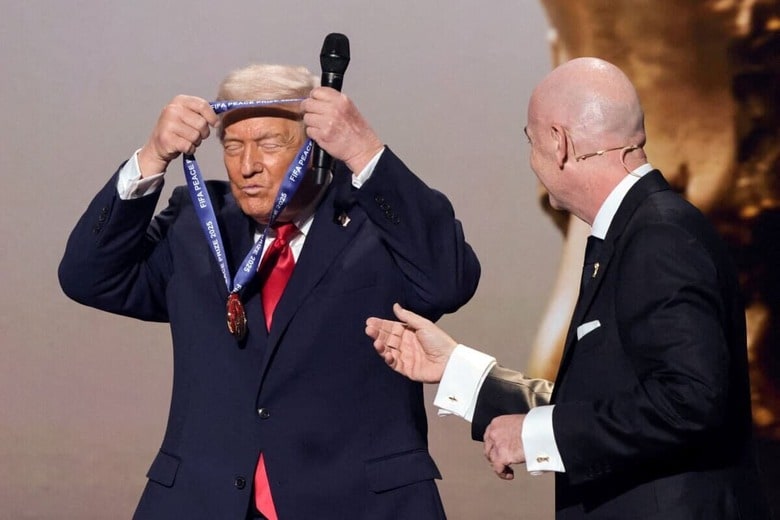 どういうわけかFIFAは今回「平和賞」を新設しトランプに授与した　Jonathan Ernst-REUTERS