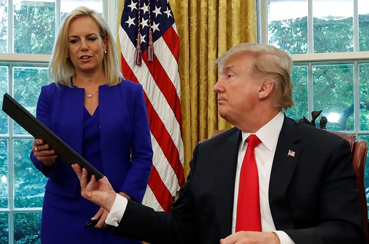 夜よく眠れるな、と罵倒されたニールセン国土安全保障長官（左）　Leah Millis-REUTERS