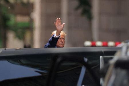 ６月２日、  トランプ前米大統領（写真）はＦＯＸニュースのインタビューで、不倫口止め料支払いを巡る業務記録改ざんで有罪評決を受けたことに伴い、自身としては自宅軟禁や禁固刑を受け入れると表明しつつも「国民がそれに賛同するかどうかは分からず、受け入れは難しいと思う。どこかの段階で我慢の限界点を迎える」と語った。ニューヨークで５月撮影（２０２４年　ロイター/Andrew Kelly）