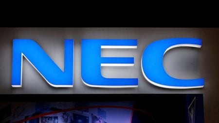 　ＮＥＣは２９日、２０２０年４―９月期の連結営業利益（国際会計基準）が前年同期比５７．４％減の１９９億円になったと発表した。写真は同社ロゴ、資料写真、２０１６年１０月撮影（２０２０年　ロイター／Toru Hanai）
