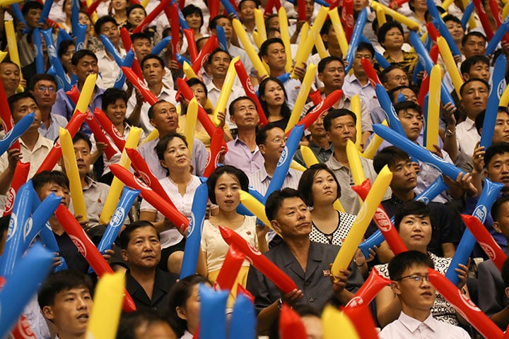 今月初めに平壌で開催された南北統一バスケットボール大会を観戦する北朝鮮の人々　Yonghap/REUTERS