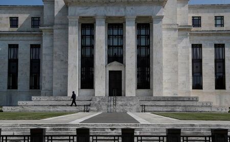 米シカゴ地区連銀のエバンズ総裁は２３日、米経済が新型コロナウイルス危機から回復するにはまだ「かなり長い道のり」があるとし、連邦準備理事会（ＦＲＢ）は少なくとも２０２３年後半まで現行のゼロ近辺の金利水準を維持するだろうと述べた。ワシントンのＦＲＢ本部で２０１８年７月撮影（２０２０年　ロイター/LEAH MILLIS）