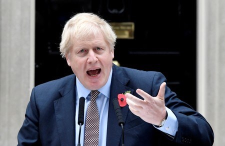 英下院は６日に解散され、１２月１２日投開票の総選挙に向けた選挙戦が始まった。その中で、ケアンズ・ウェールズ担当相が辞任を表明し、ジョンソン首相（写真）にとっては出鼻をくじかれる形となった（２０１９年　ロイター/TOBY MELVILLE）