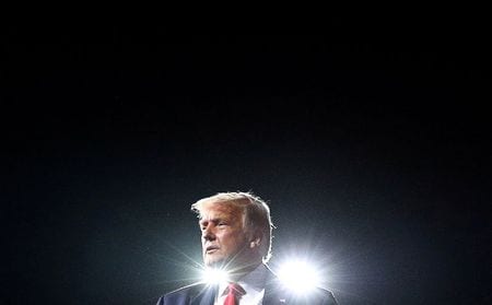 米ホワイトハウスは２２日、ＣＢＳテレビの報道番組「６０ミニッツ」が２５日に放映を予定していたトランプ大統領のインタビューの未編集動画を公開した。ノースカロライナ州ガストニアで２１日撮影（２０２０年　ロイター/TOM BRENNER）