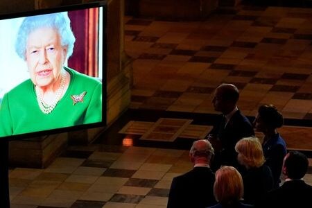 英国のエリザベス女王（９５）は１日、グラスゴーで開かれた国連気候変動枠組み条約第２６回締約国会議（ＣＯＰ２６）首脳級会合の初日にビデオメッセージを寄せ、「言葉の時代は行動の時代へと移った」と述べた。代表撮影（２０２１年　ロイター）