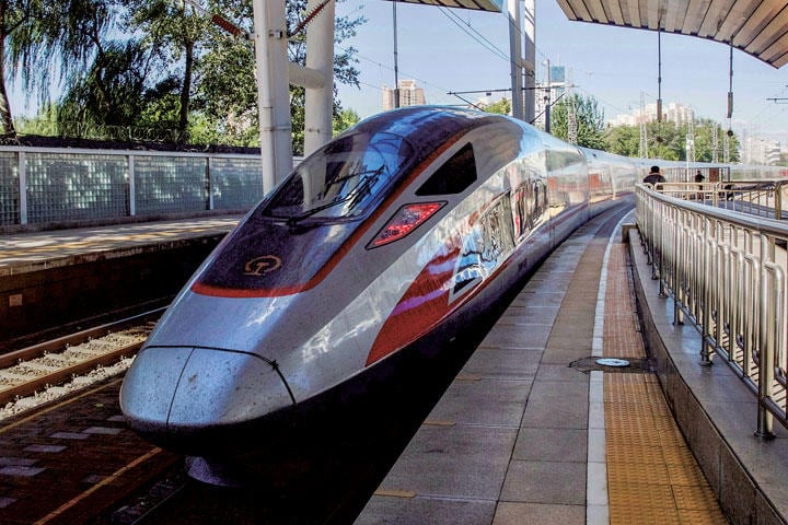 これまでは新幹線で中国の高速鉄道と張り合ってきた日本だが（写真は北京と香港を結ぶ高速鉄道）　REUTERS