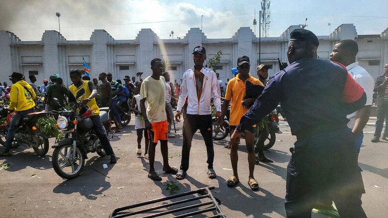 フランス大使館の前で機動隊と対峙するデモ隊（1月28日、キンシャサ）　REUTERS/Benoit Nyemba