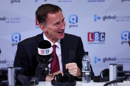 　１０月２日、ハント英財務相（写真）は与党保守党内で有権者の負担軽減を求める声が高まっていることに対し、次の選挙までの減税約束はできないと述べた。写真は英マンチェスターで撮影（２０２３年　ロイター/Hannah McKay）