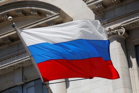 　４月５日、ロシア通信規制当局は、無料のオンライン百科事典「ウィキペディア」に対し、ウクライナ情勢を巡る「不正確な情報」を削除しなければ、罰金を科すと表明した。写真はロシアの国旗。ニューヨークで２０２１年９月撮影（２０２２年　ロイター／Andrew Kelly）