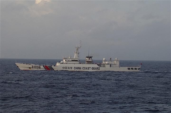 加藤官房長官は、尖閣諸島周辺の日本領海内に中国の公船2隻がとどまっていることについて「侵入から丸2日以上、こうした状況が続いていることは遺憾」と述べた。写真は2015年に尖閣沖に侵入した中国公船。REUTERS/11th Regional Coast Guard Headquarters-Japan Coast Guard