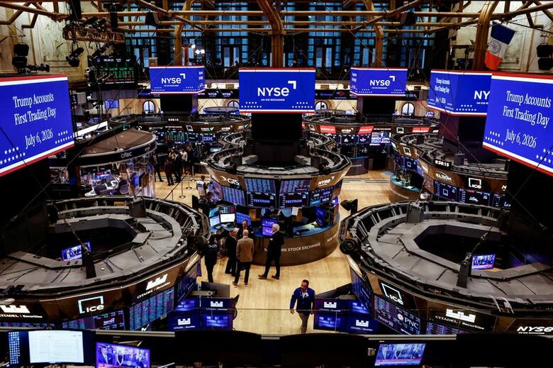 写真はニューヨーク証券取引所。7月6日、米ニューヨーク市で撮影。 REUTERS/Jeenah Moon