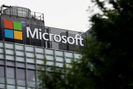 　７月１８日、米マイクロソフト（ＭＳ）によるゲームソフト大手アクティビジョン・ブリザードの買収を巡り、米下院共和党の議員ら２２人が連邦取引委員会（ＦＴＣ）に係争をやめるよう求めた。写真はＭＳのロゴ。北京で５月撮影（２０２３年　ロイター／Tingshu Wang）