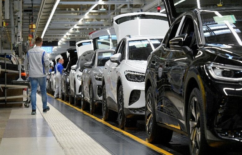 フォルクスワーゲンのＥＶ生産ライン、ツヴィッカウ工場で2022年撮影 REUTERS/Matthias Rietschel/File Photo