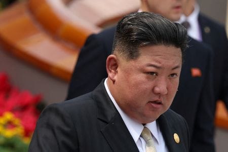 　北朝鮮の金正恩朝鮮労働党総書記は、核兵器と通常兵力を同時に推進する方針を次回の朝鮮労働党の党大会で提示する方針だと述べた。北朝鮮の朝鮮中央通信（ＫＣＮＡ）が１３日伝えた。中国・北京で３日代表撮影（２０２５年　ロイター）