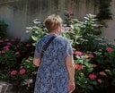 “末息子が⽣まれて私は強くなった。 それまでの私は存在していないような状態だった。 元夫の暴⼒によって⼈⽣が奪い去られていたから” ──Elena　エレナ（80）　1年もの間、元夫からの激しい暴力と支配にさらされ続け、常に恐怖に怯えていた。3人の子供がいたが、夫は自分だけの世話をしろと要求した。ダウン症であることから父親に拒絶された末息子のアベルを守るため、数年がかりで準備を進め、1994年にアルジェリアからフランスへ移住した。「私が受けた仕打ちによって、子供たちにも消えない後遺症が残っている。彼らは全てを聞いていた」