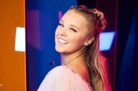 【動画】21歳の米歌手、「大人向け」ライブでの「ご乱行」映像が話題...ホットパンツに薔薇を突き立て、観客を挑発