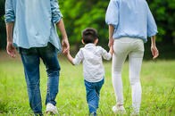 日本で子育てしにくい\'3低\'構造とは──「自己責任」の国際データ比較