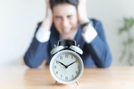 日本の教員は依然として長時間労働......保護者対応や煩雑な事務作業に追われ