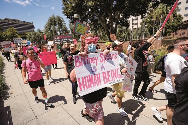スピアーズが後見制度に苦しんでいることを知ったファンが「#FreeBritney」のスローガンを掲げ裁判所前で抗議運動を展開（6月23日）MARIO ANZUONIｰREUTERS