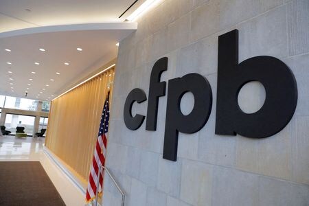 　４月２６日、米消費者金融保護局（ＣＦＰＢ）のロヒト・チョプラ局長は、上院銀行委員会の公聴会で、競争促進やＩＴ（情報技術）大手が市場で持つ影響力の監視に注力する考えを示した。写真はＣＦＰＢ本部。ワシントンで昨年５月撮影（２０２２年　ロイター／Andrew Kelly）