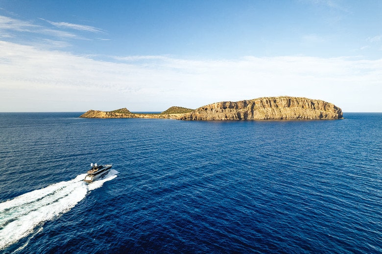 豪華なクルーザーの旅もみんなで費用を分け合えば手が届く　MERCEDES-BENZ