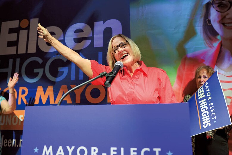 マイアミ市長選で勝利した民主党系候補のヒギンズ（12月9日）　JOE RAEDLE/GETTY IMAGES
